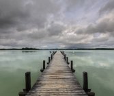 Германия, Бавария, Мюнхен, деревянная прогулка на озере Вертзее — стоковое фото