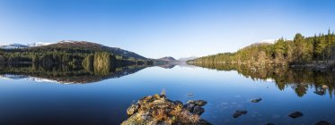 Scottish Highlands, tranquility lake and reflected shores — Stock Photo