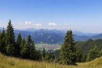 Германия, Бавария, Аммергау Альпы и деревня в долине — стоковое фото