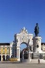 Portugal, Lisboa, Baixa, Praca do Comercio, view to triumphal arch and memorial of King Jose I — Stock Photo