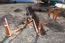 Tuberías de drenaje en el terreno de construcción - foto de stock