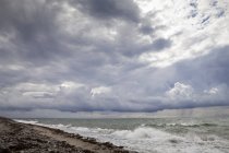Germania, Schleswig-Holstein, Fehmarn, Flgge, costa e nuvole durante il giorno — Foto stock