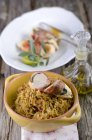 Hühnerroulade mit Speck und Salbei und Madras-Curry mit Basmatireis — Stockfoto