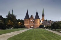 Allemagne, Schleswig Holstein, Luebeck, église Saint Petri au crépuscule — Photo de stock