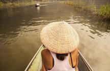 Vietnam, Ninh Binh, turista en barco de remos - foto de stock
