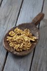 Pala in legno con noci screpolate su tavolo rustico — Foto stock