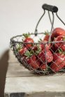 Cesta de fresas frescas - foto de stock
