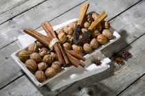 Палички блюдо з горіхами, кориці, зірки анісу, Лускунчик і блюдо рушники на дерев'яну столову — стокове фото