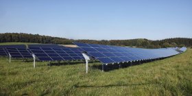 Alemania, Baviera, Paneles solares sobre hierba contra cielo - foto de stock