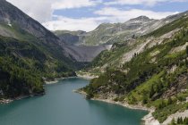Austria, Carinthia, Upper Tauern, Maltatal, Galgenbichl storage lake and mountains — Stock Photo