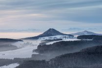 Allemagne, Baden Wuerttemberg, Constance, cône volcanique dans la neige — Photo de stock