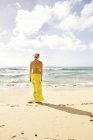 USA, Hawaï, femme debout sur la plage — Photo de stock