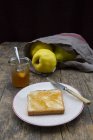 Quinces, geleia de marmelo auto-feita e fatia de torrada na mesa de madeira — Fotografia de Stock