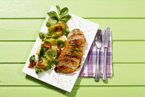 Filete de pollo con ensalada, primer plano - foto de stock