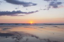 Neuseeland, ruhiger Piha-Strand bei Sonnenuntergang — Stockfoto