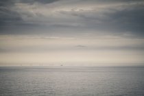 Paesi Bassi, Ijmuiden, veduta sul mare fino al progetto di un'imbarcazione a vento offshore — Foto stock