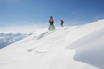 Австрия, Страну восходящего солнца, Семейные лыжи в горах — стоковое фото