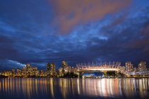 Канада, освещенный горизонт Ванкувера ночью со стадионом BC Place и площадью Наций — стоковое фото