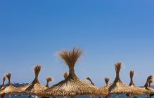 Іспанія, перегляд palapa на пляжі — стокове фото