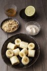 Zutaten für Bananenjoghurt-Eis auf dunklem Holz — Stockfoto