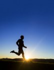 Silhouette di jogger maschile al tramonto — Foto stock
