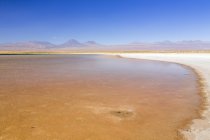 Чилі, пустелі Атакама, Лагуна Tebinquinche з пагорбів на тлі — стокове фото