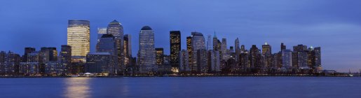 США, Нью-Йорк штату Нью-Йорк, вид з нижнього Манхеттена з річки Гудзон — стокове фото