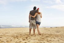США, Гаваї, середині дорослих пара стоячи на пляжі — стокове фото