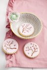 Пофарбовані рожевий Цукрове печиво з чаші на Рожева тканина — стокове фото