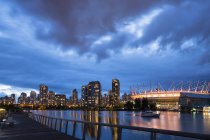 BC Place Stadium y Downtown por la noche, False Creek, Vancouver, Columbia Británica, Canadá - foto de stock