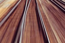 Tagsüber verschwommene Sicht auf Bahngleise — Stockfoto