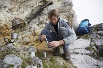 Austria, Tirolo, Karwendel montagne, Uomo che prepara il caffè — Foto stock