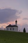 Austria, Tirolo, Schwaz, Veduta della Cappella Sant'Annes ad Achenkirch in un tramonto nuvoloso e colorato — Foto stock