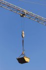 Німеччина, Баварія, конструкція крана з контейнера проти синього неба — стокове фото