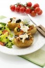 Patate al forno mediterranee con pomodori, cipollotti, olive, pollo, ricotta e parmigiano — Foto stock