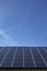 Сонячні батареї на даху проти неба денний час — стокове фото