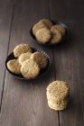 Овес печиво у миски і на темного дерева — Stock Photo