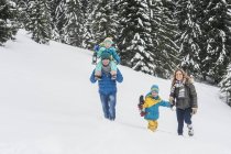 Austria, Estado de Salzburgo, Altenmarkt-Zauchensee, Familia caminando en la nieve - foto de stock