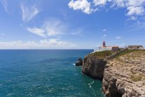 Faro sulla costa rocciosa, Cabo de Sao Vicente, Sagres, Algarve, Portogallo — Foto stock