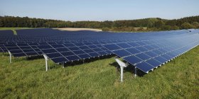 Alemania, Baviera, Paneles solares sobre hierba contra cielo - foto de stock
