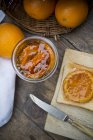 Стакан мармелада с апельсиновыми ломтиками и тостами — стоковое фото