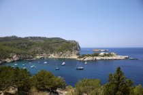 Spagna, Isole Baleari, barche sulla costa di Puerto de San Miguel — Foto stock