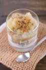 Compote de pommes maison sur yaourt aux miettes — Photo de stock