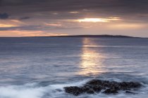 Vue de la côte rocheuse sur la mer ondulée près de Doolin, comté de Clare, Irlande — Photo de stock