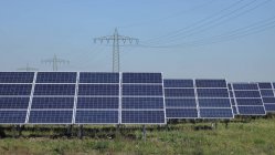 Allemagne, Bavière, Panneaux solaires avec poteau d'alimentation en arrière-plan — Photo de stock