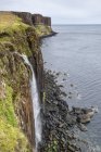 Reino Unido, Escocia, Vista del acantilado de Basalto y cascada - foto de stock