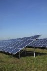 Vista de los paneles solares modernos sobre hierba contra el cielo, Baviera, Alemania - foto de stock