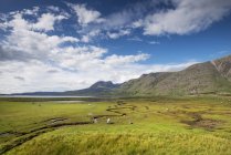 Reino Unido, Escocia, Vista del paisaje pantanoso en la orilla del lago Torridon durante el día — Stock Photo