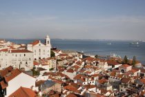 Португалия, Лисбон, Вид на церковь Санто-Эстевао у реки Тажу — стоковое фото