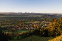 Germania, Alta Baviera, Hohenpeissenberg con Alpi sullo sfondo — Foto stock